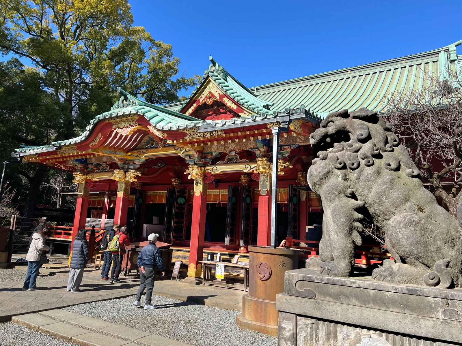 El honden y su guardián de piedra