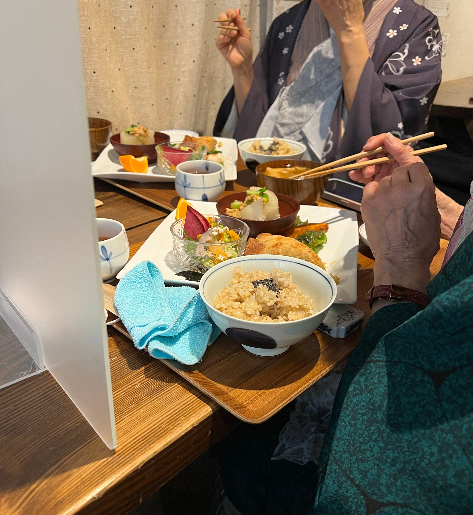 Mesa compartida, mampara de por medio, kimonos incluidos