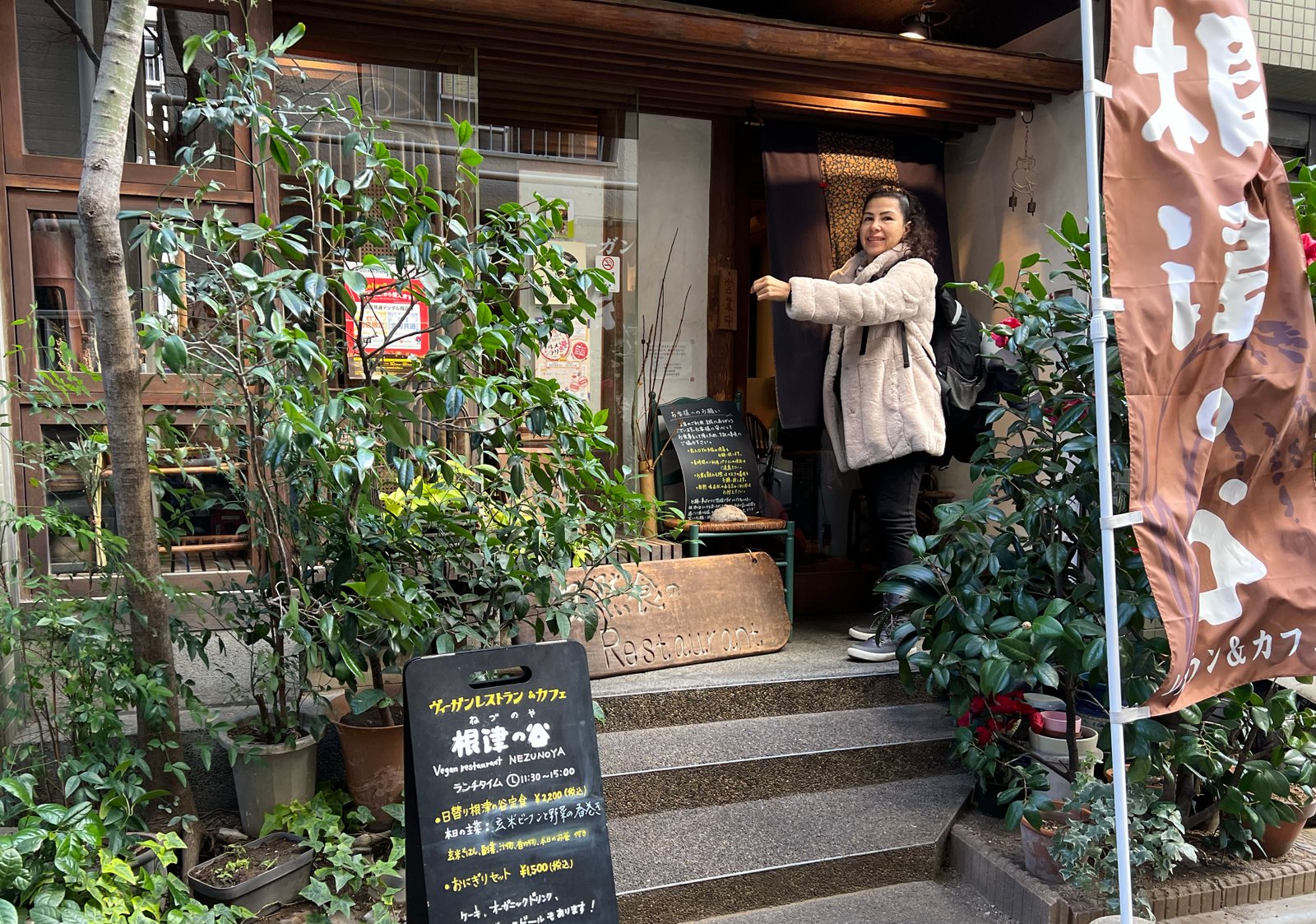 Carmina en la entrada. El lugar se llama Nezunoya.