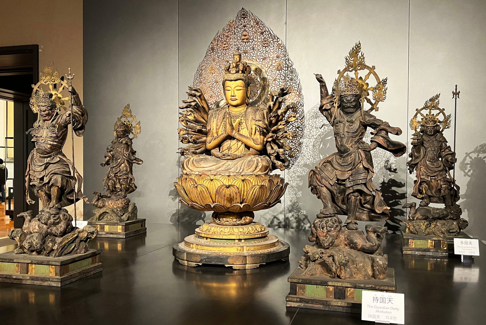 Mil brazos, mil formas de ayudar — Kannon japonés