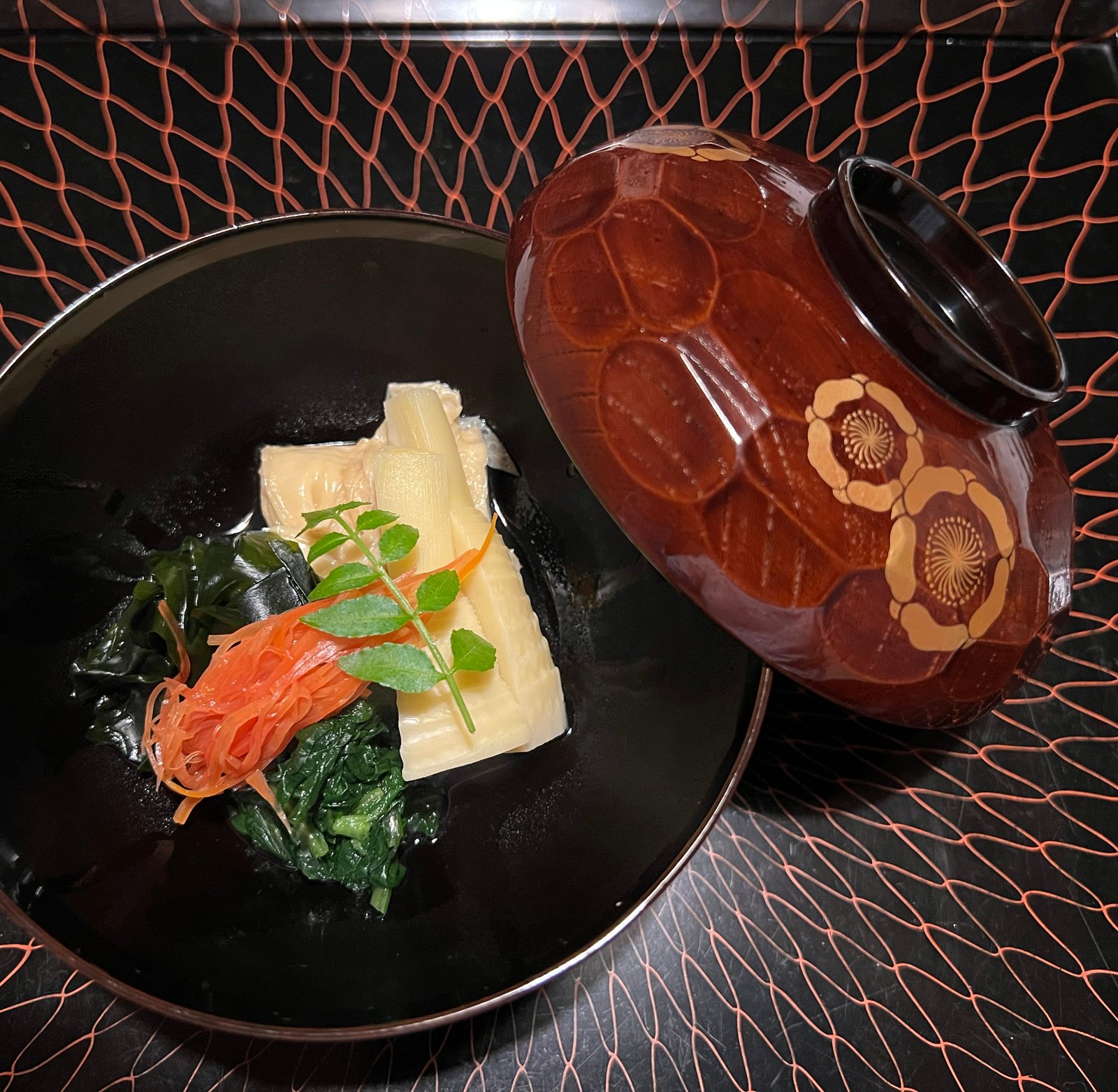 Bambú tierno con espinacas